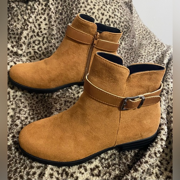 Women’s Round Toe Platform Short Boots, Side Zipper Fashion Boots, Size 6.5. - Picture 6 of 13